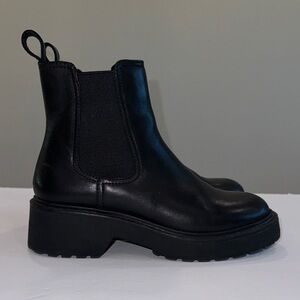 Steve Madden Black Leather Chelsea Boot size 6